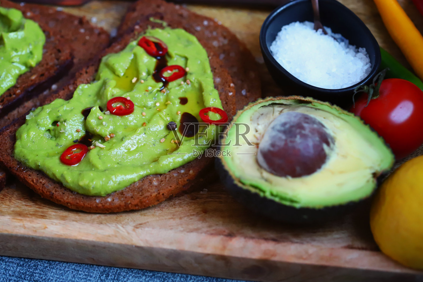 鳄梨色拉酱配辣椒和橄榄油。健康食品。酮饮食。照片摄影图片