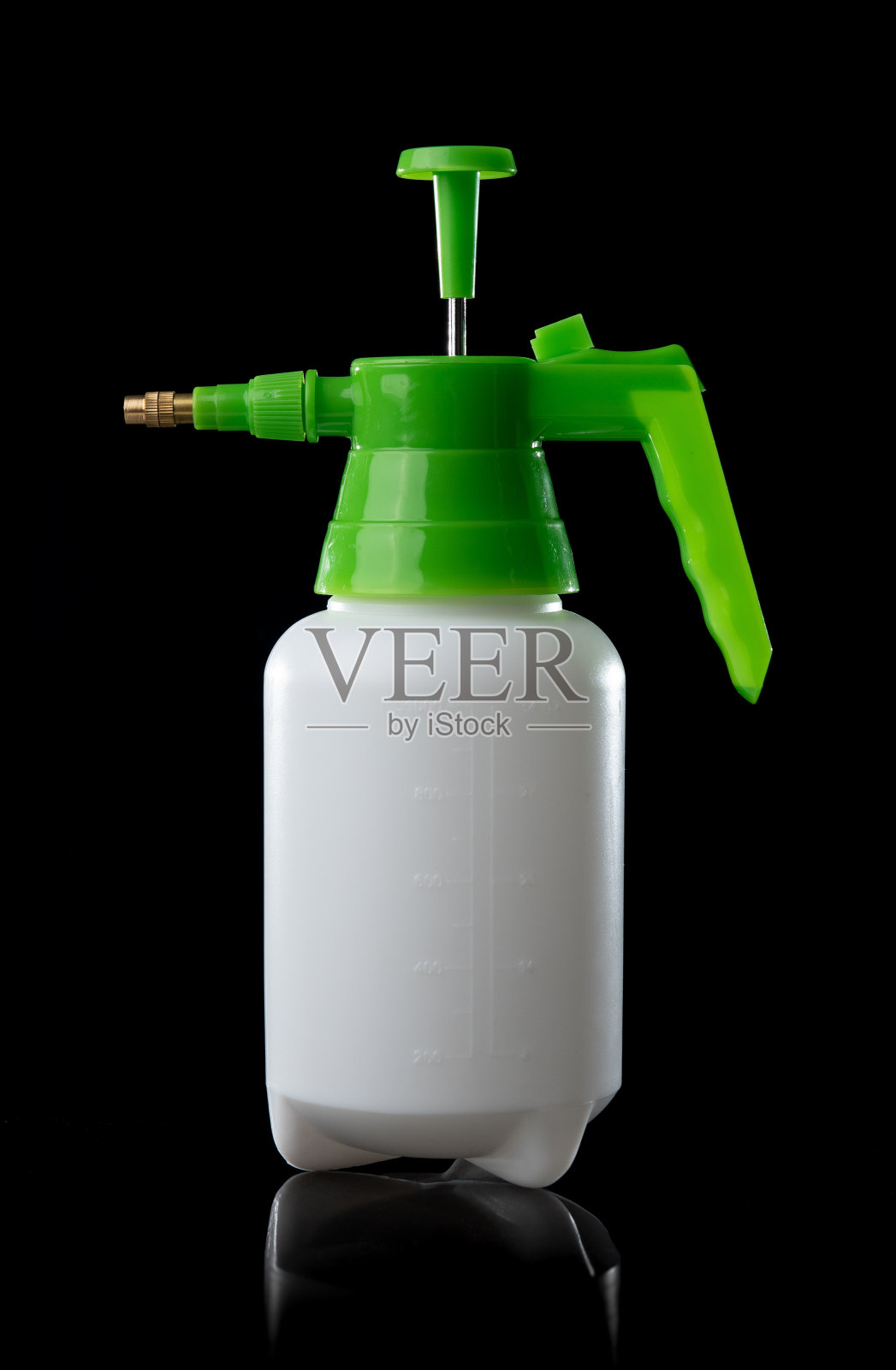 手泵喷雾器隔离在黑色背景。花园压力喷雾器，用于施肥照片摄影图片