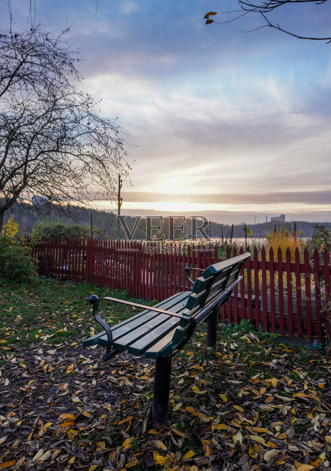 夕阳下公园里的空板凳照片摄影图片