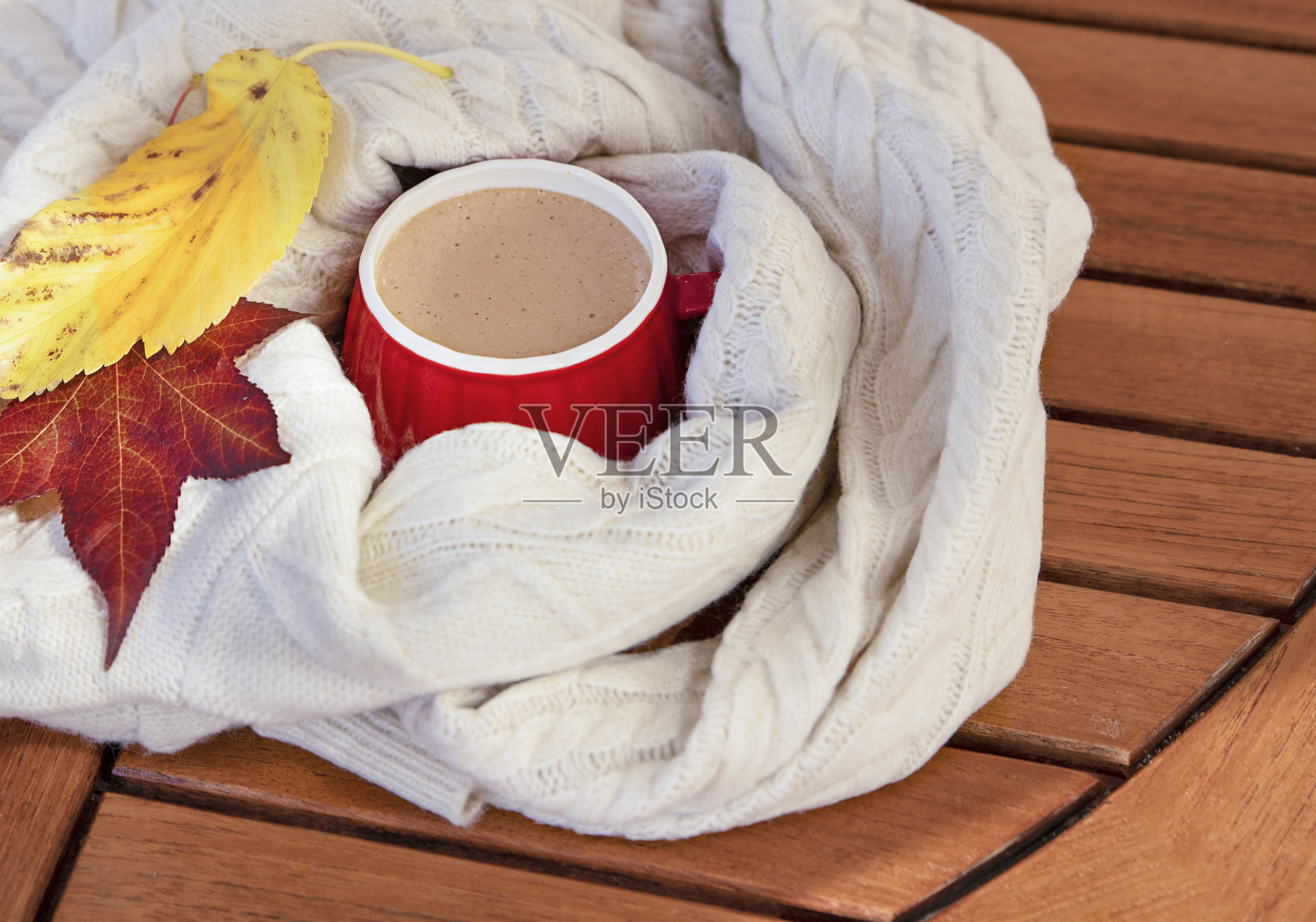 红杯加秋叶卡布奇诺照片摄影图片