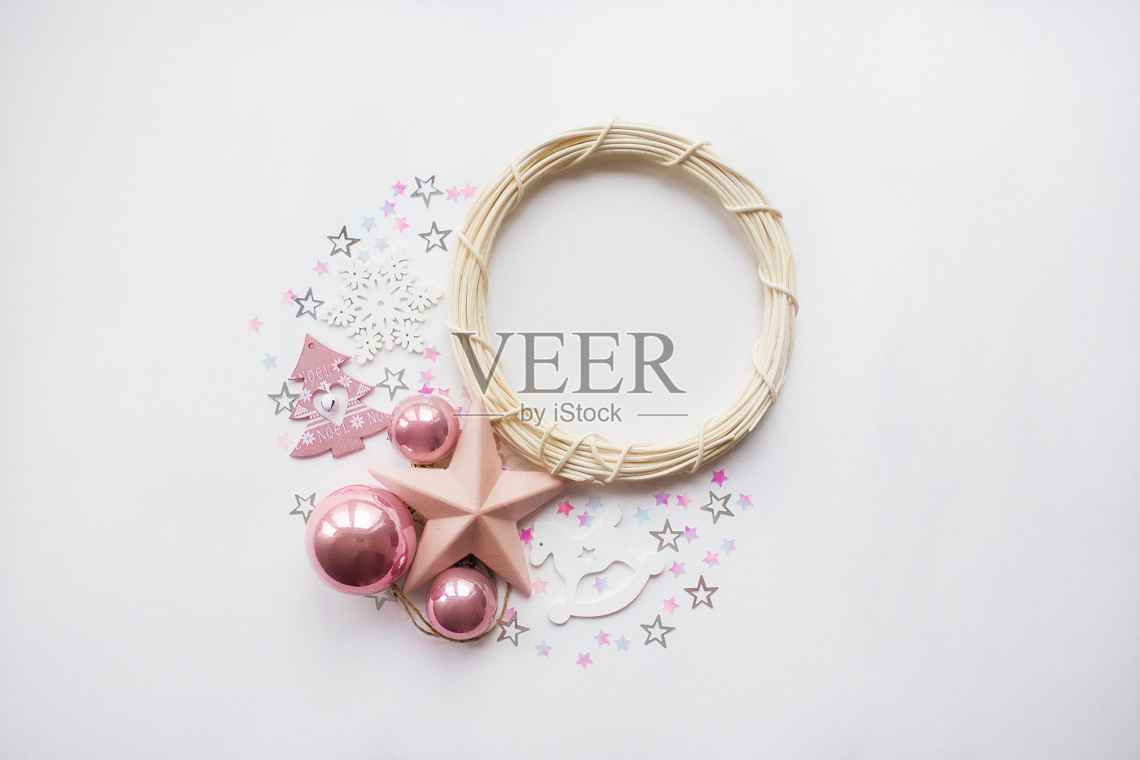 圣诞框架与白色和粉红色的装饰，白色的背景。平铺，俯视图，复制空间。2023年新年的概念。照片摄影图片