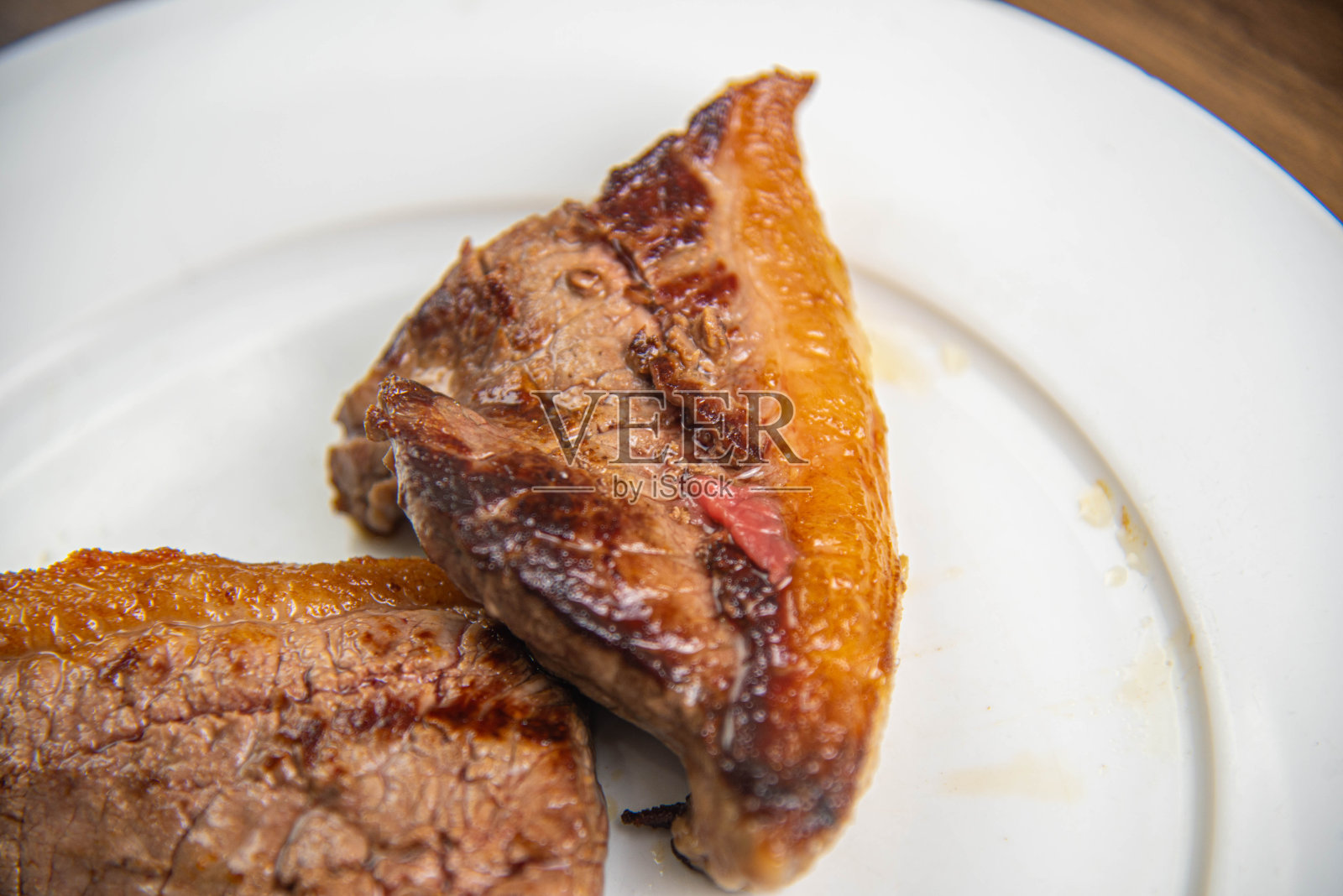 白色背景上的牛肉块照片摄影图片