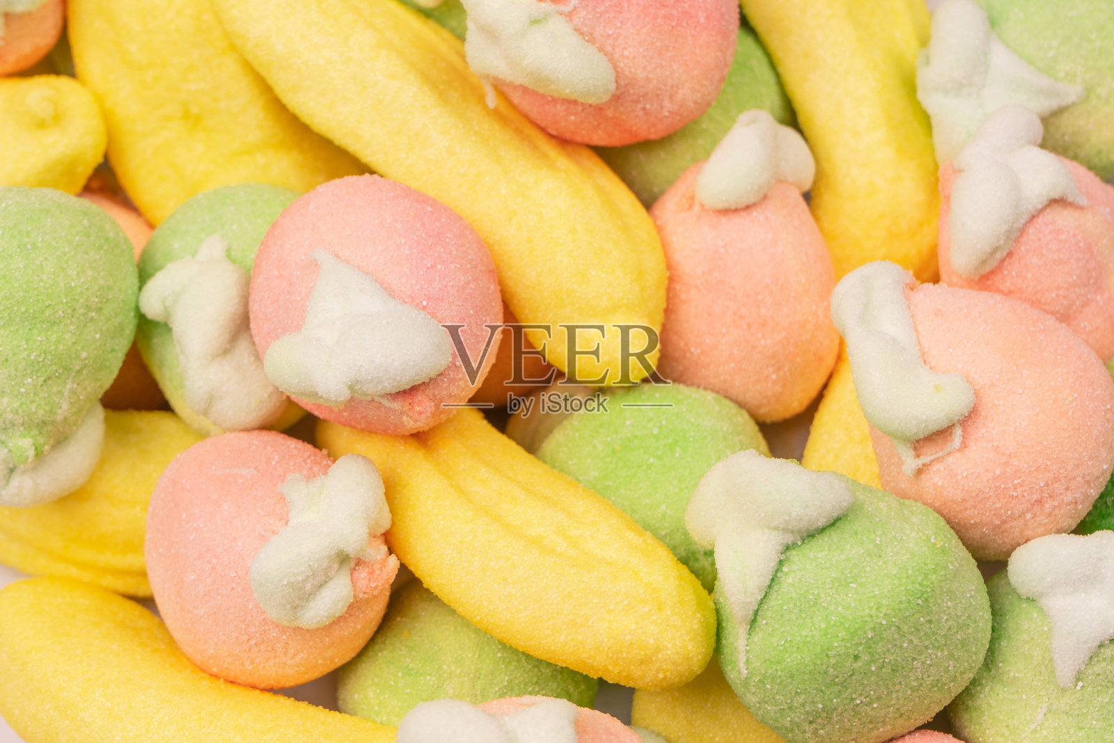 混合果冻，彩色糖果和棉花糖孤立在白色背景。照片摄影图片