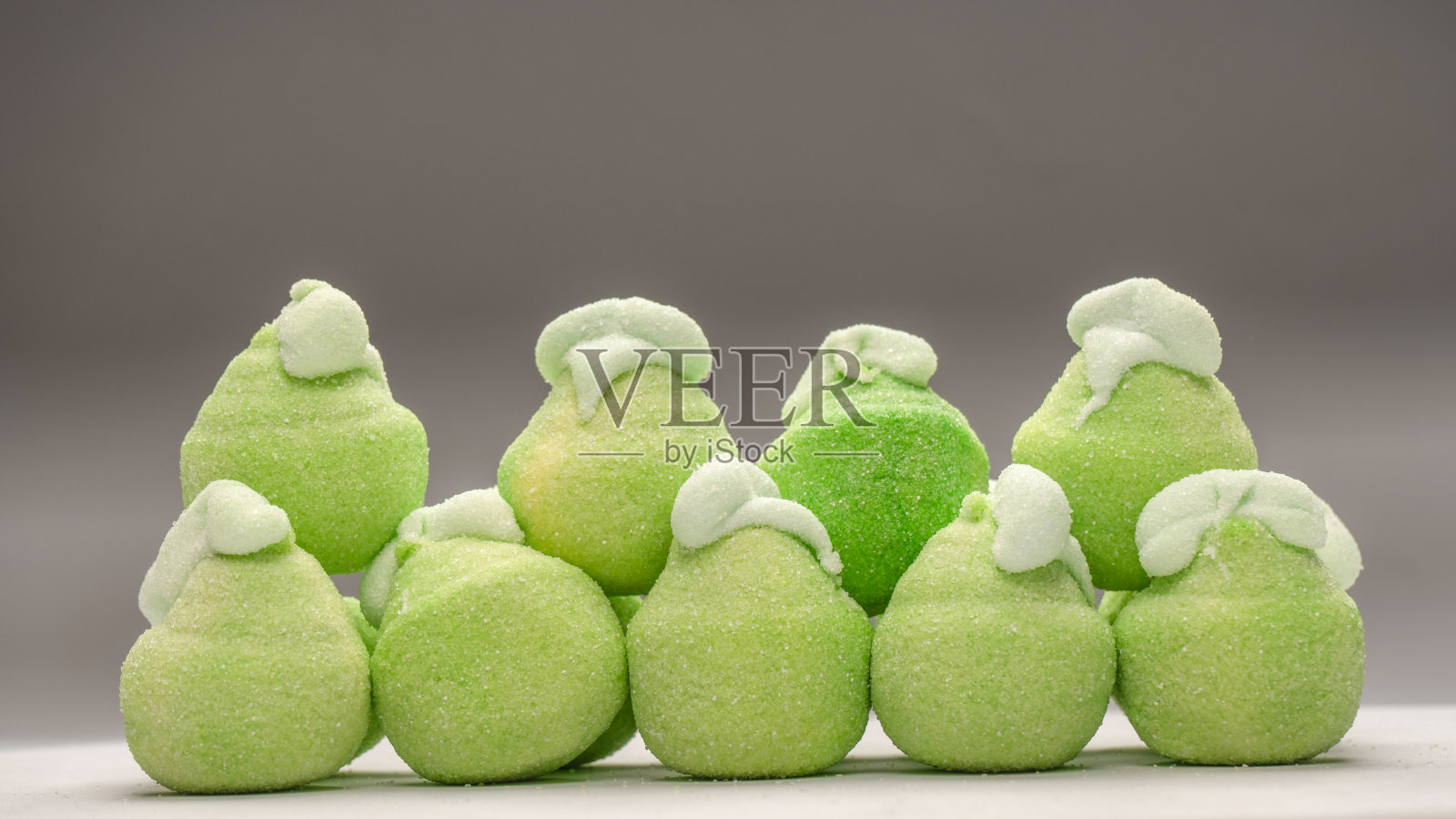 白色背景上的绿色棉花糖。照片摄影图片
