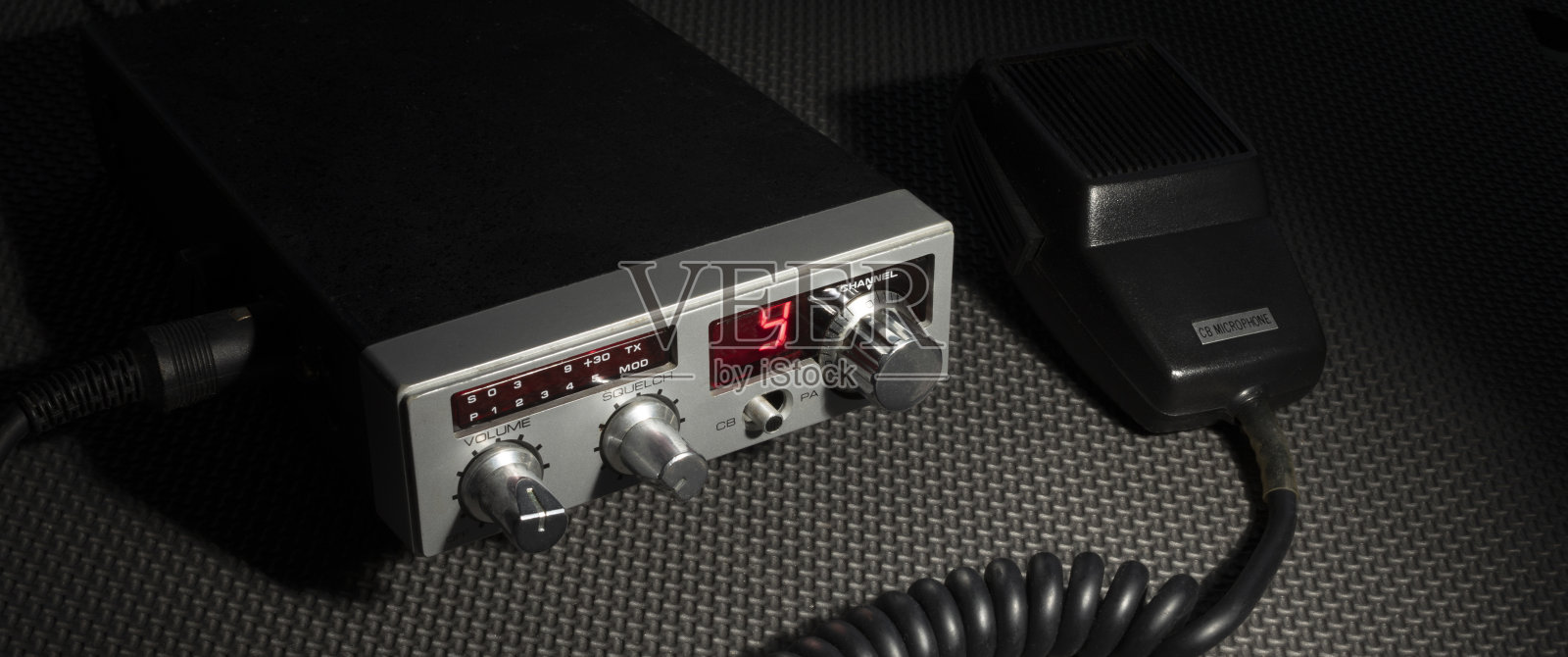 在黑暗中打开应急频道照片摄影图片