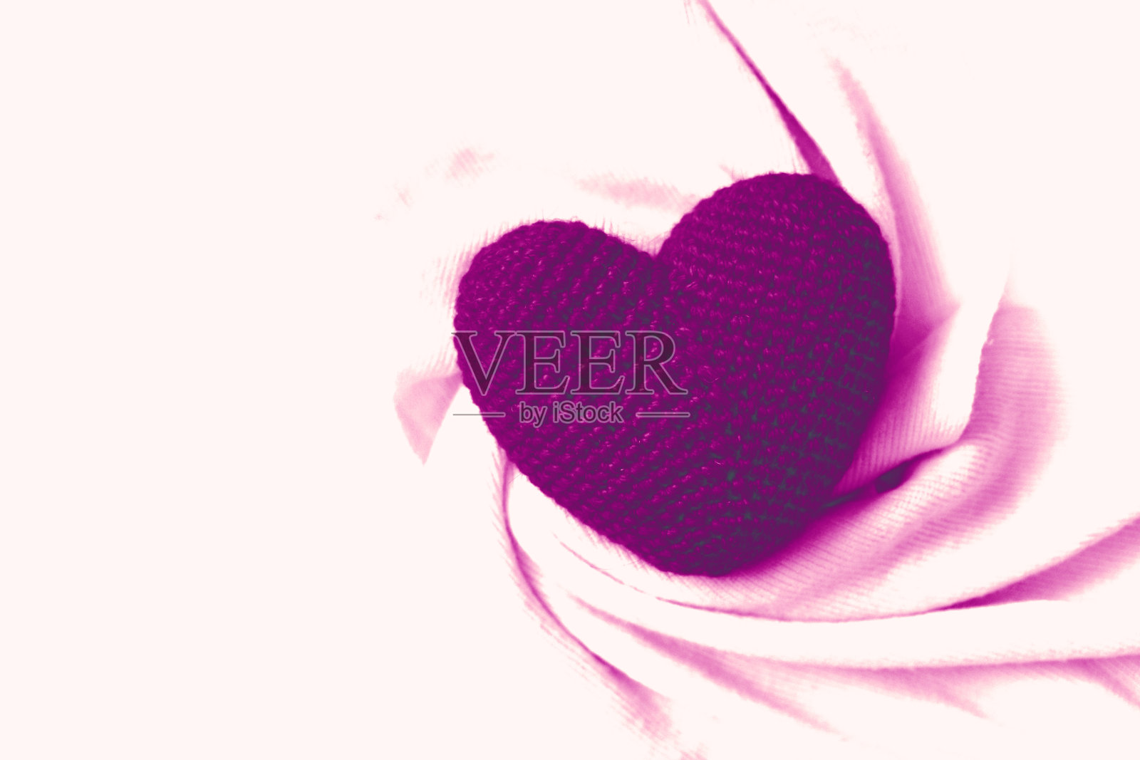 紫色钩针心和柔软温暖的围巾，白色背景与复制空间。爱情、浪漫、婚礼、波西米亚风格照片摄影图片