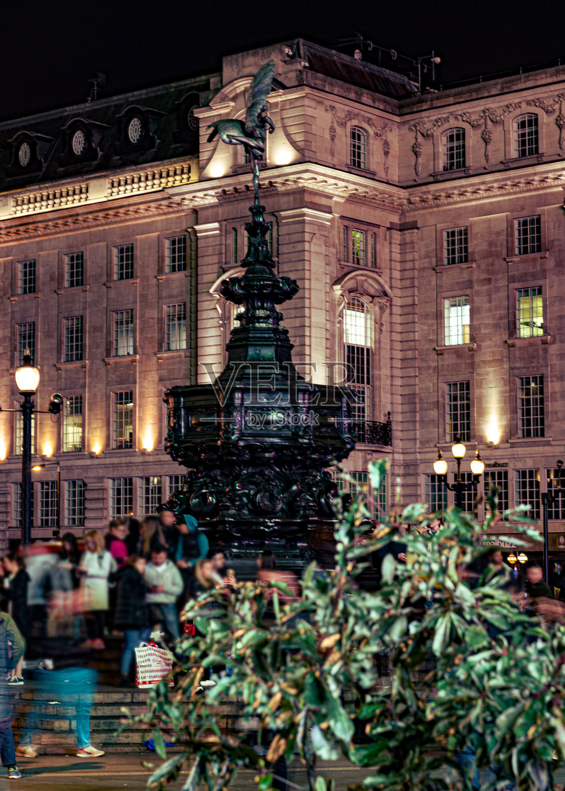 皮卡迪利广场晚上的喷泉照片摄影图片