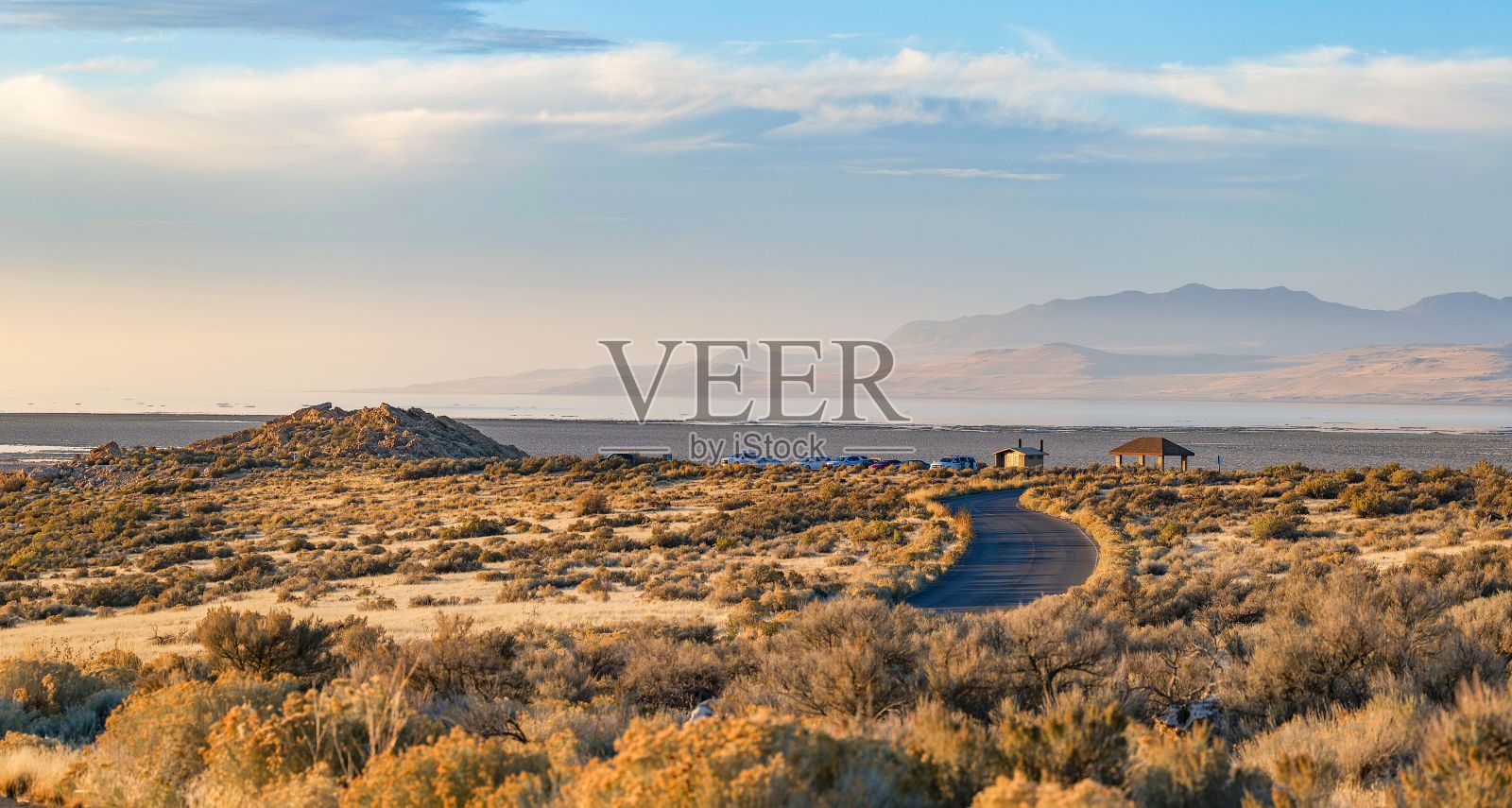 从羚羊岛公路鸟瞰大盐湖照片摄影图片
