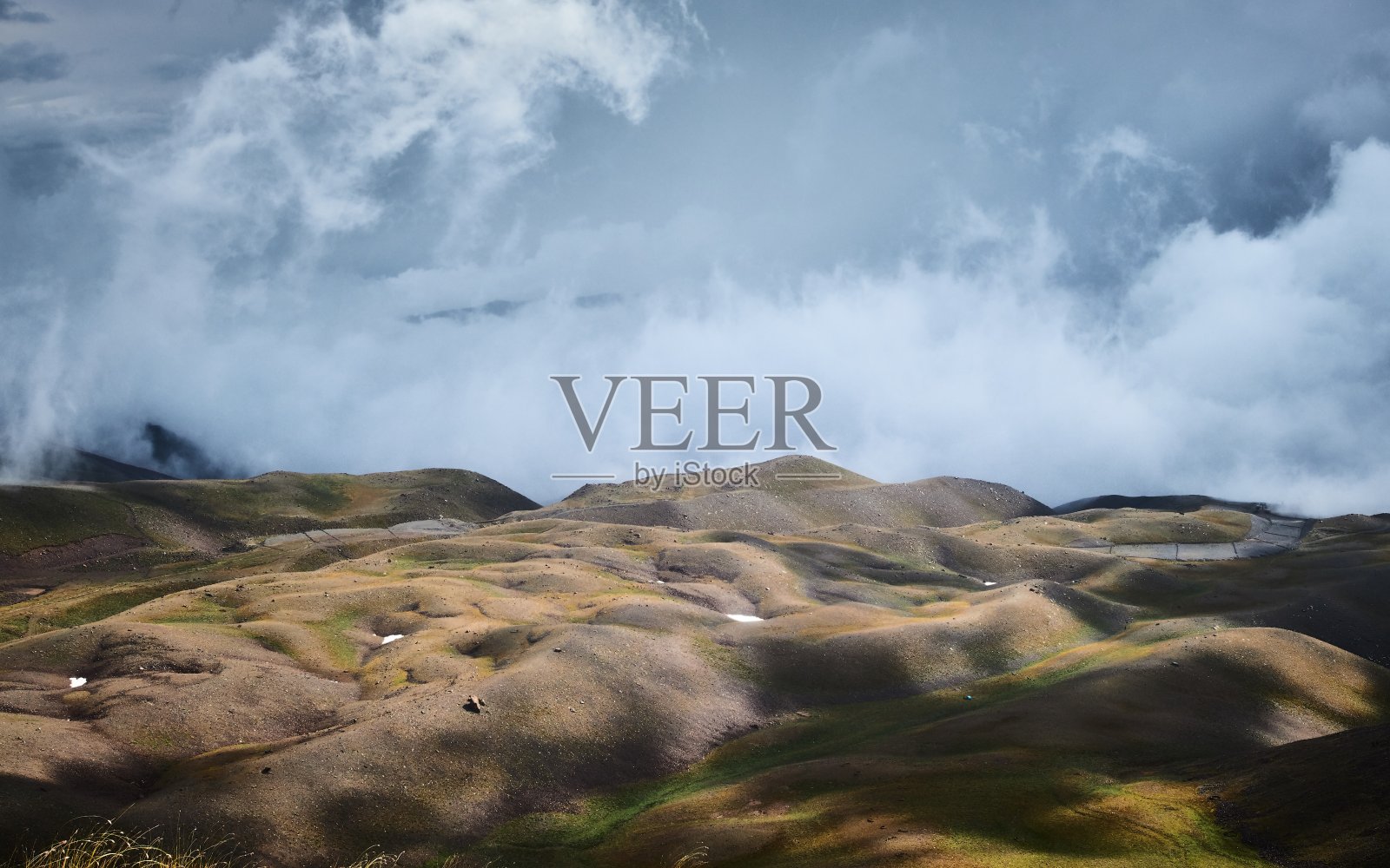 这是一张美丽的小山照片，背景是蓝色多云的天空照片摄影图片