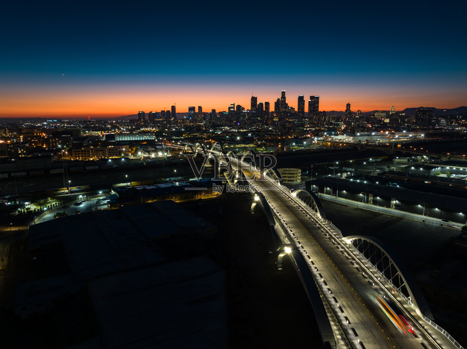 第六街大桥和洛杉矶市中心后的最后一盏灯——空中照片摄影图片