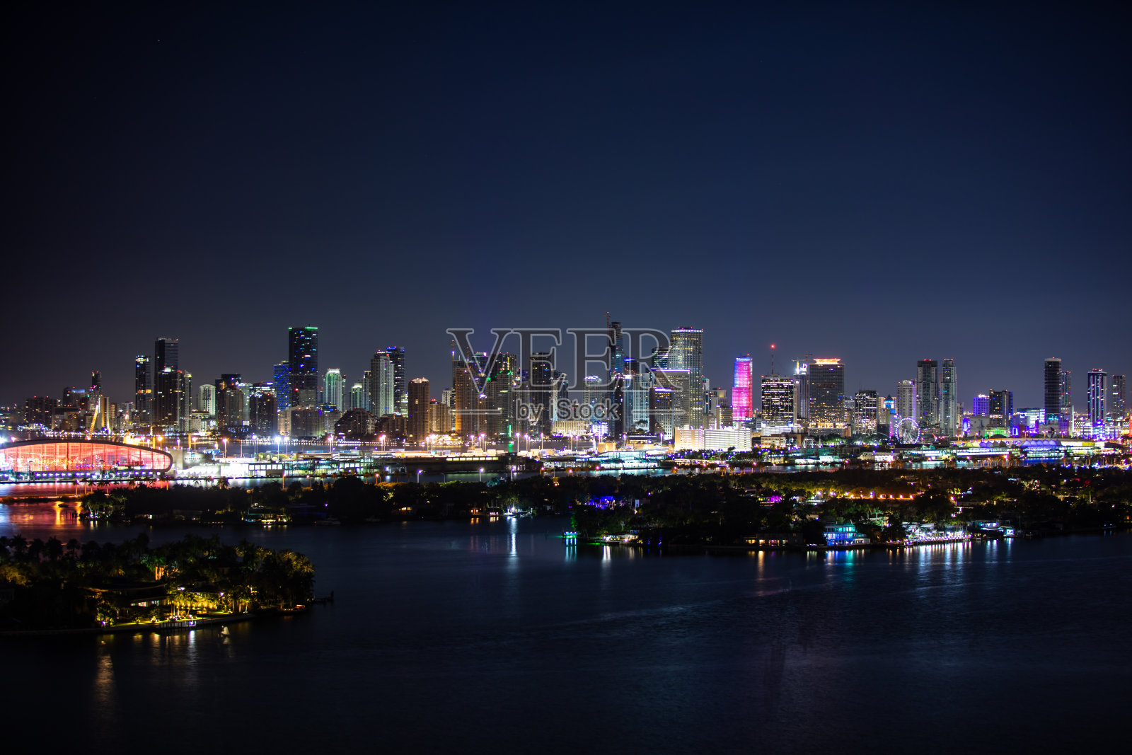 迈阿密的天际线，从穿过比斯坎湾的夜晚照片摄影图片