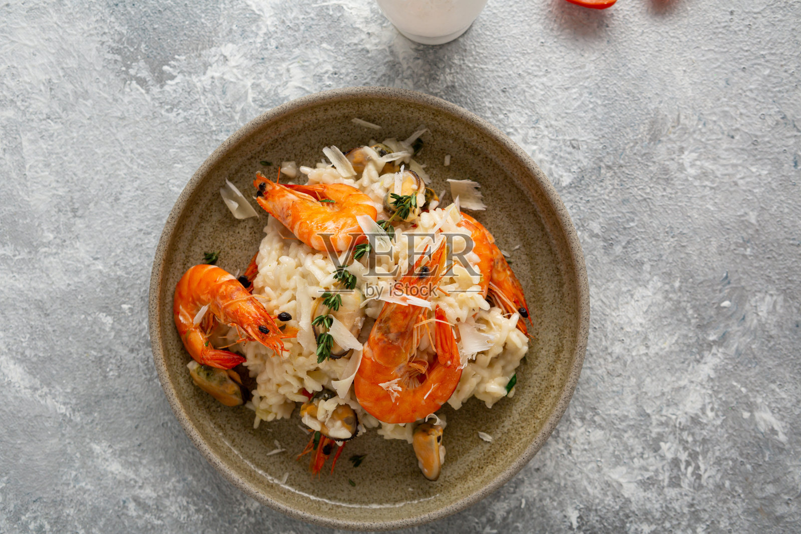 俯视图米饭烩饭与海鲜虾贻贝意大利食物在光的表面照片摄影图片