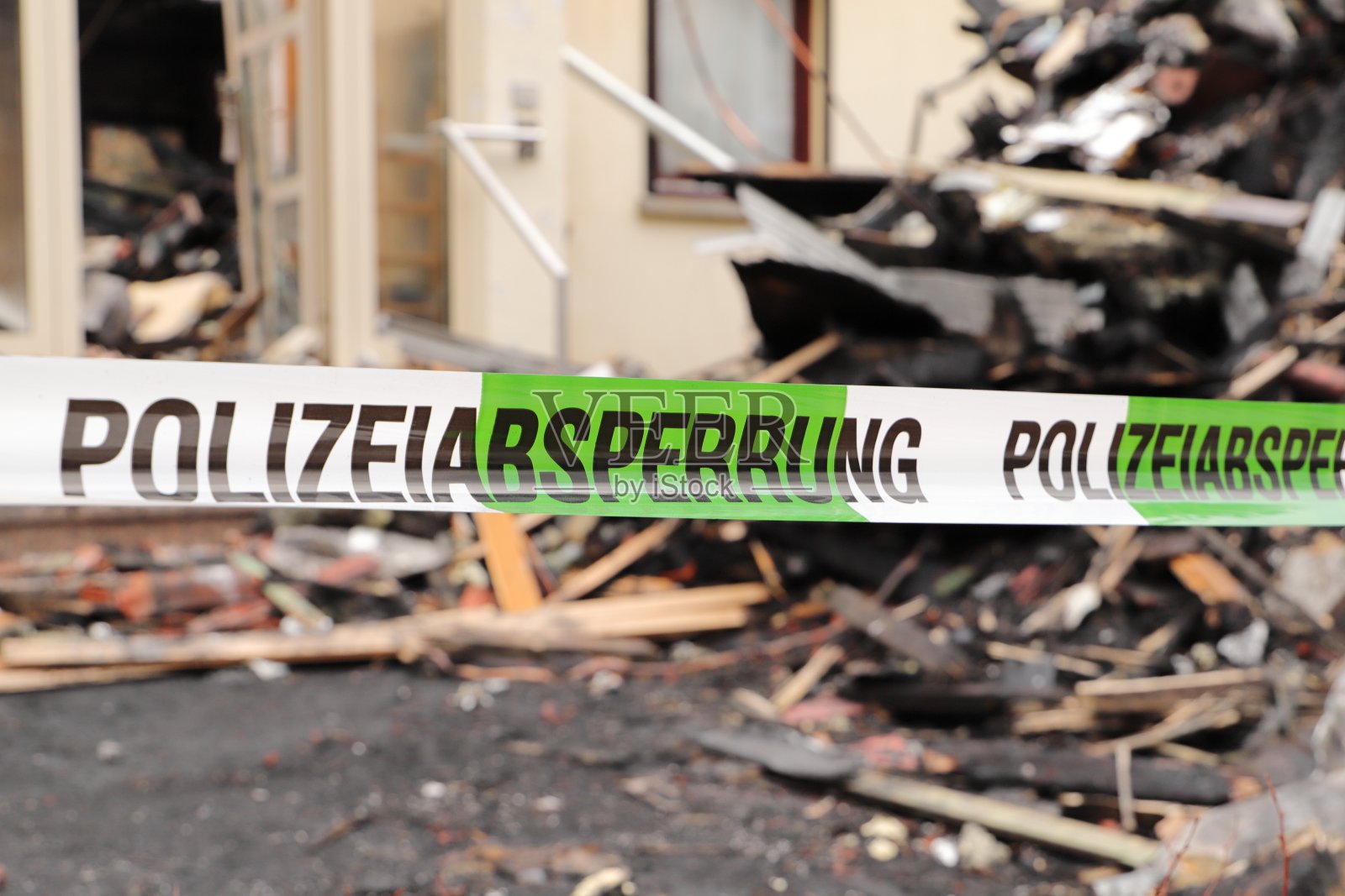 警方在被烧毁的房子前设置了警戒线照片摄影图片