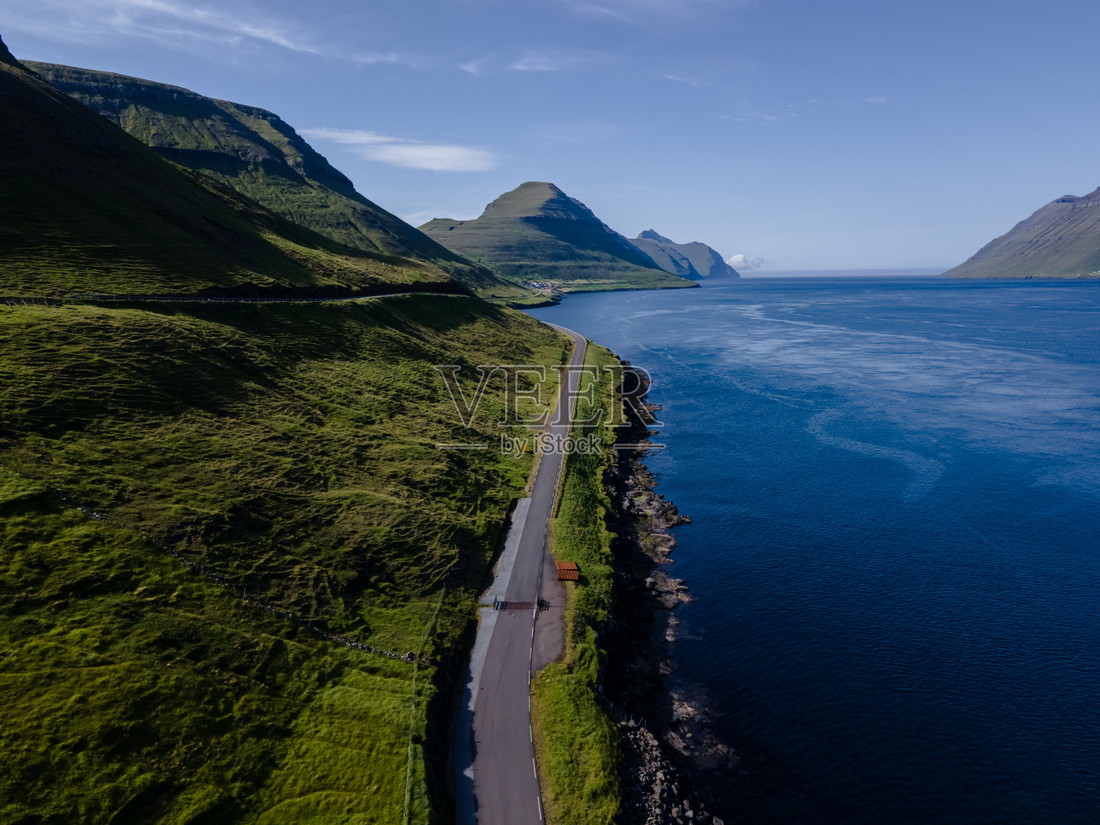 美丽的鸟瞰图，Sydradalur港口和村庄附近的海豹妇女雕像在法罗群岛照片摄影图片
