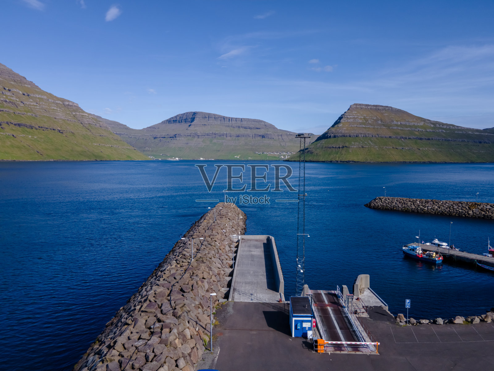 美丽的鸟瞰图，Sydradalur港口和村庄附近的海豹妇女雕像在法罗群岛照片摄影图片