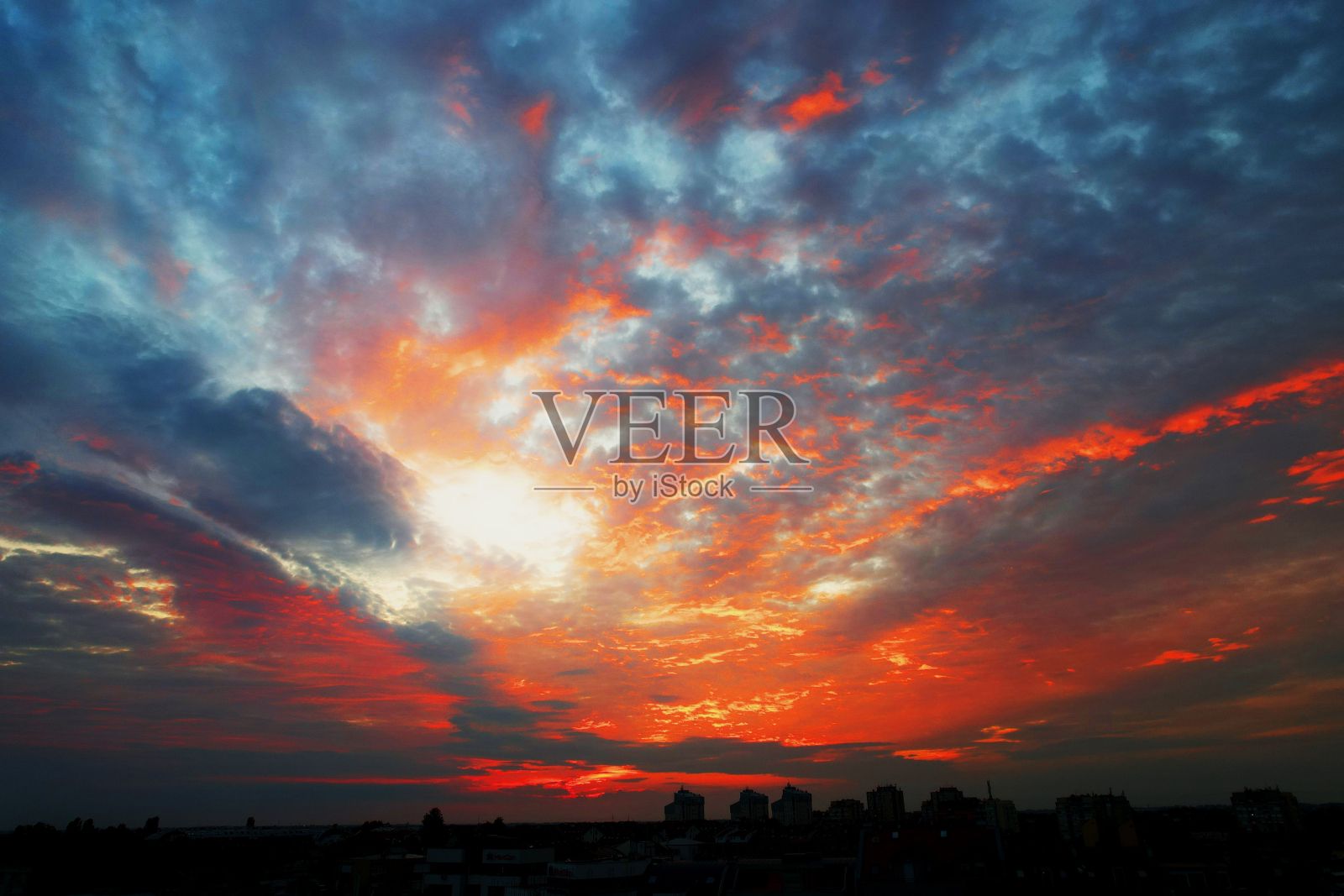 红色的天空和许多云照片摄影图片