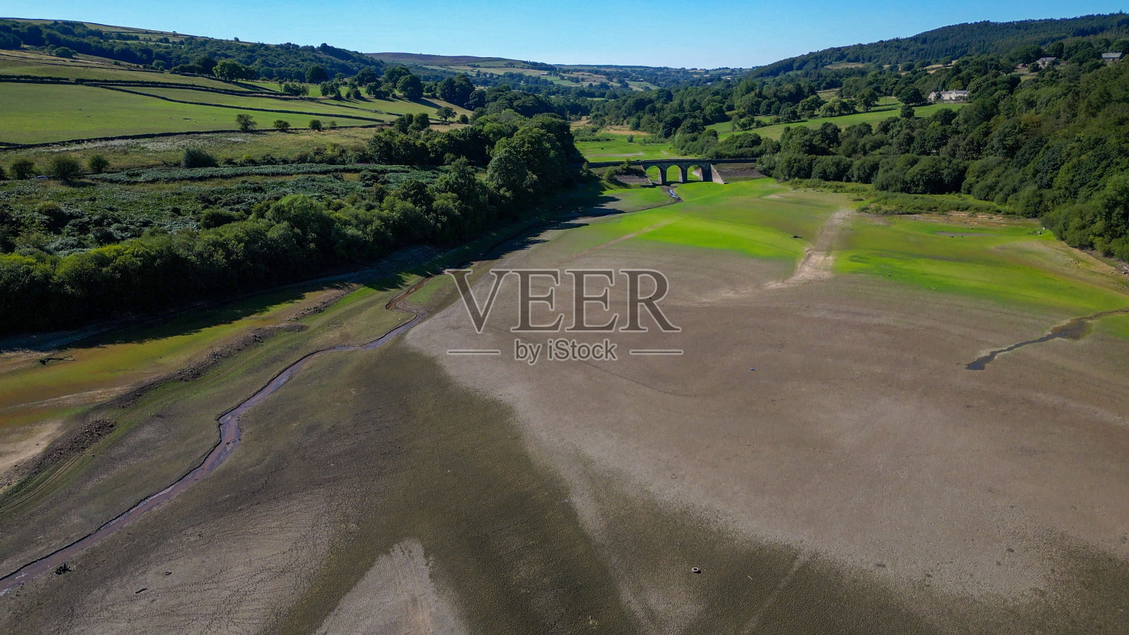 英国北约克郡林德利森林水库的鸟瞰图照片摄影图片