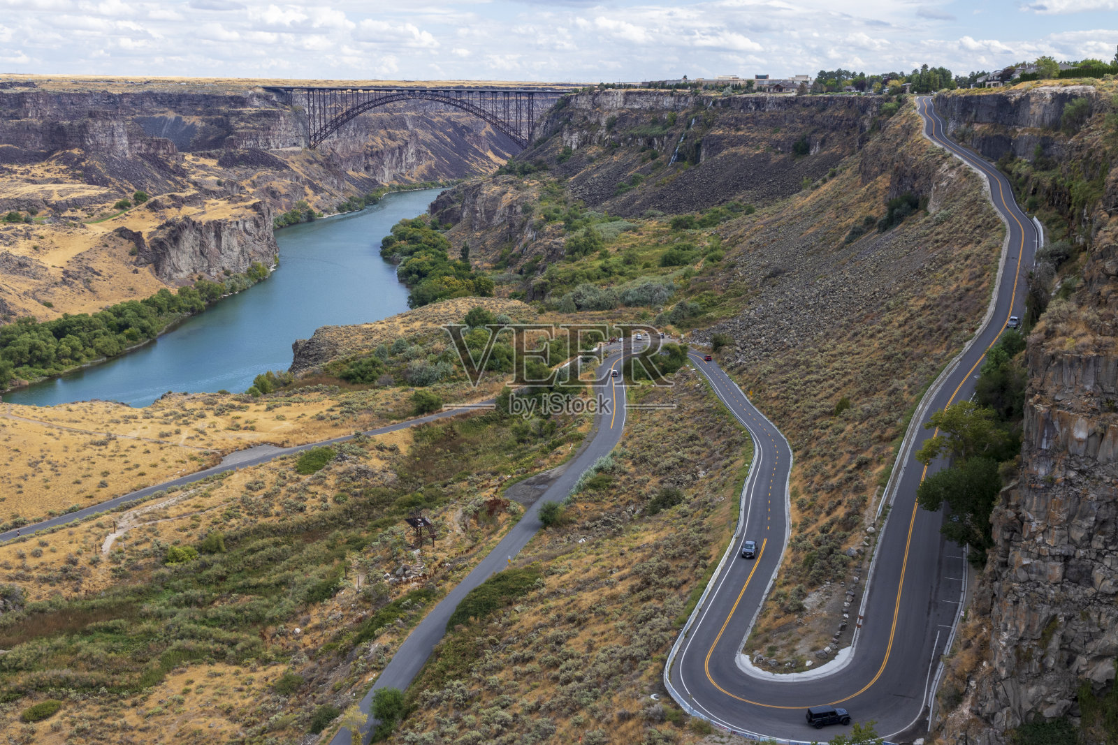 美国爱达荷州Twin Falls Perrine桥附近的蜿蜒道路和瀑布照片摄影图片