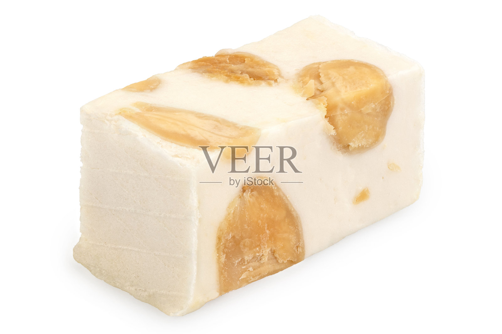 香草口味的杏仁和开心果白色牛轧糖分离在白色。照片摄影图片