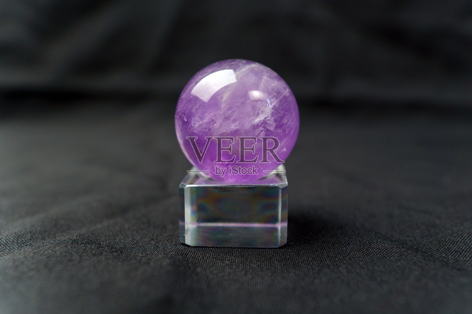 紫水晶石、紫色水晶石，用于珠宝制作。黑色背景。有选择性的重点照片摄影图片