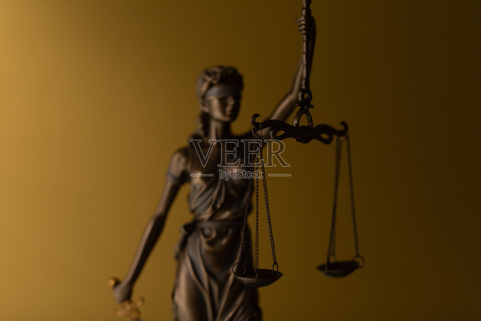 金色背景上以鳞片作为法律和正义象征的女性青铜雕像照片摄影图片