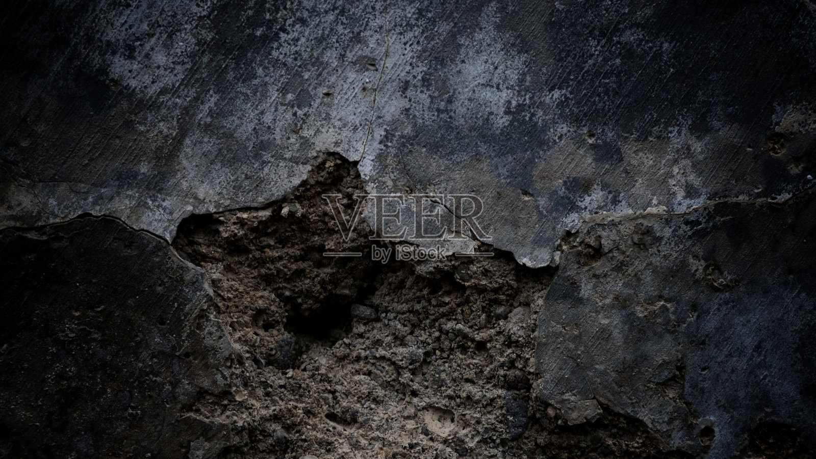 垃圾墙的纹理背景，令人毛骨悚然的黑暗旧墙照片摄影图片