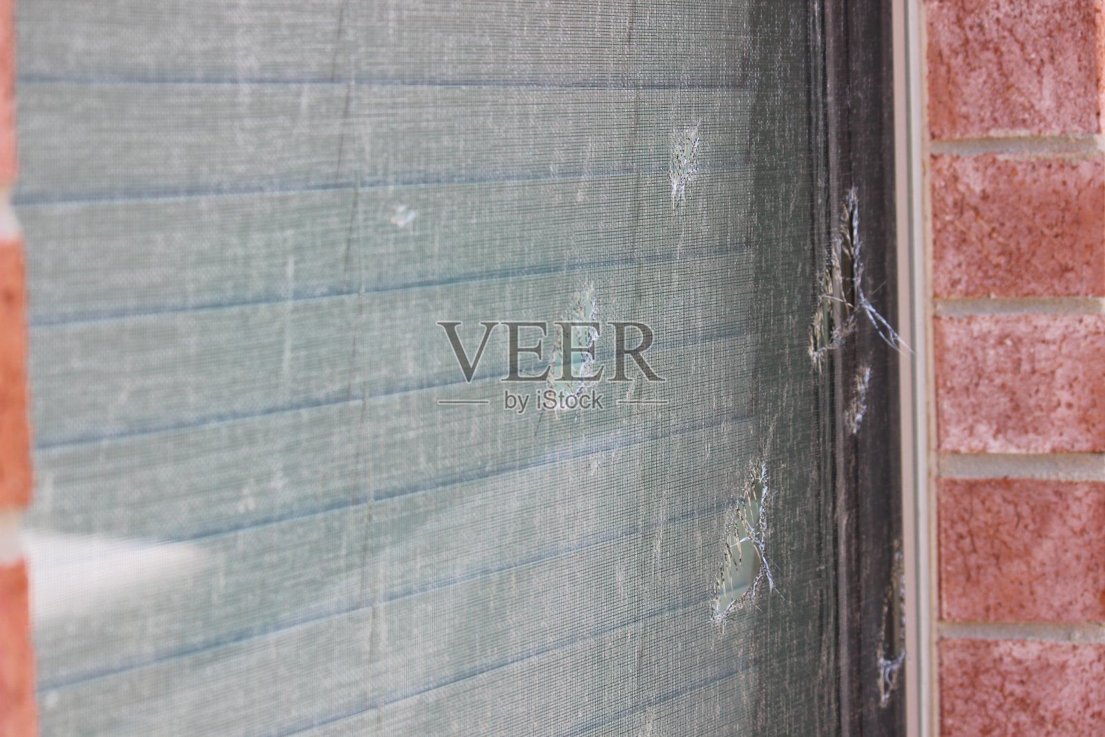 窗玻璃被冰雹损坏了照片摄影图片