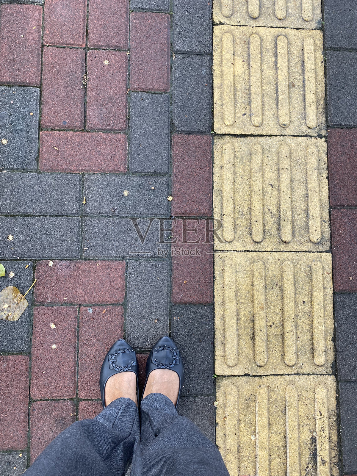 盲人在瓷砖路面上的触觉铺装。盲人专用人行道。照片摄影图片