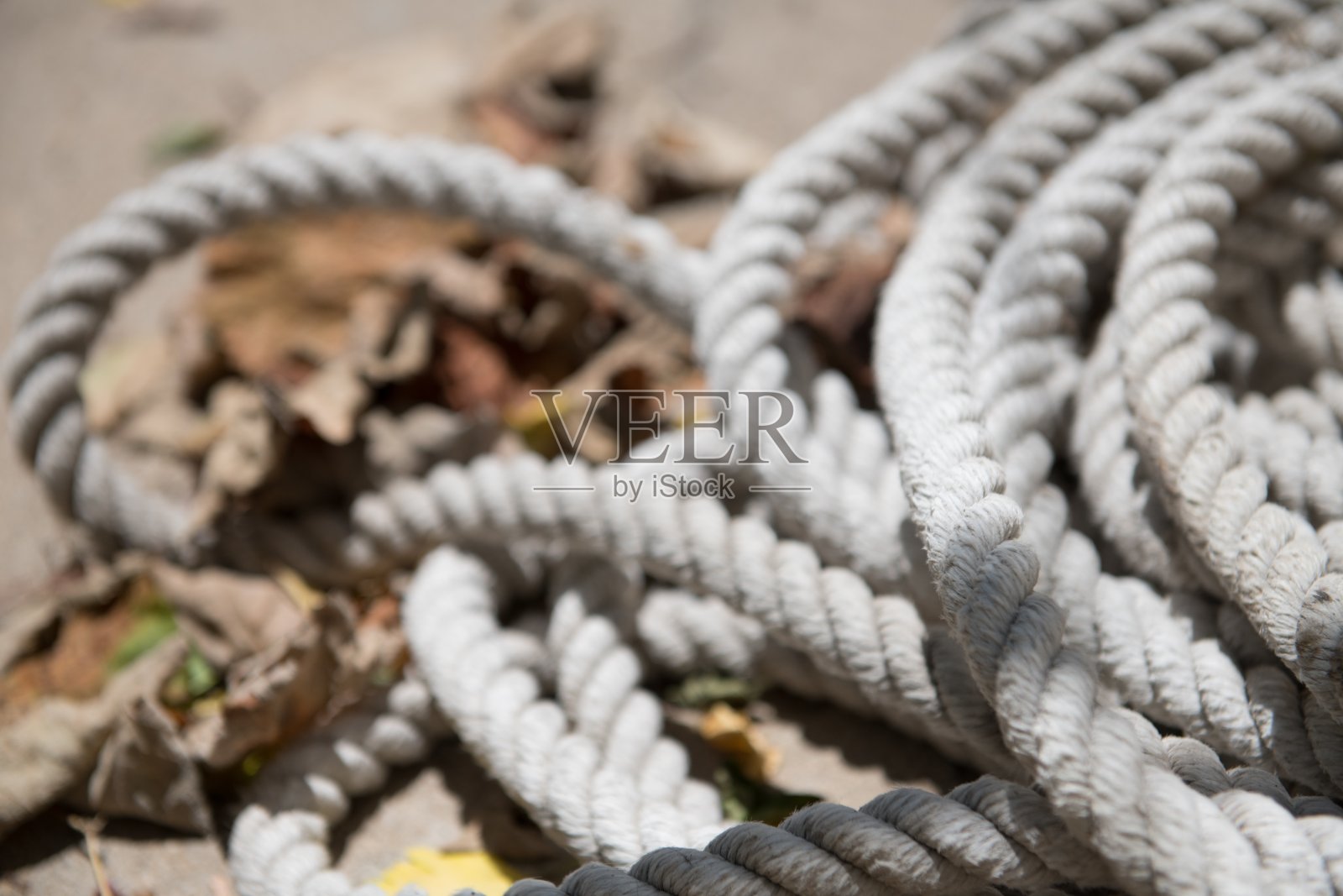 在乌拉圭的胡安·拉卡兹，一根紧绷的白绳子的特写镜头照片摄影图片