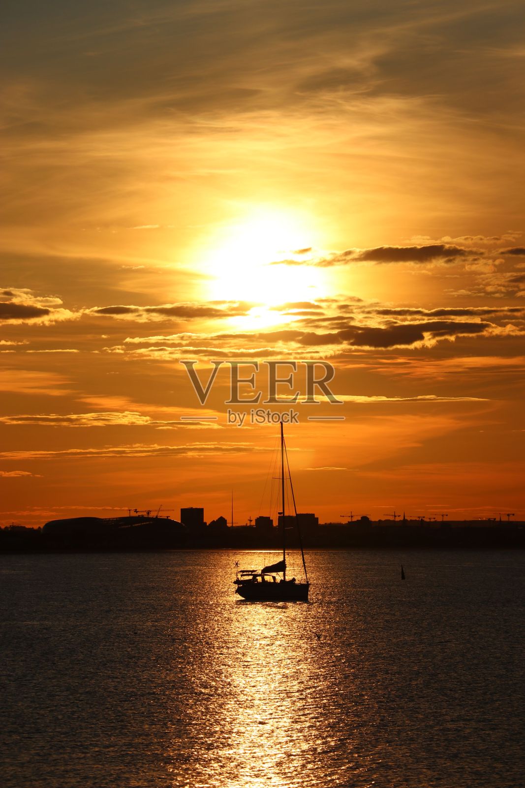 湖中游船的剪影照片摄影图片