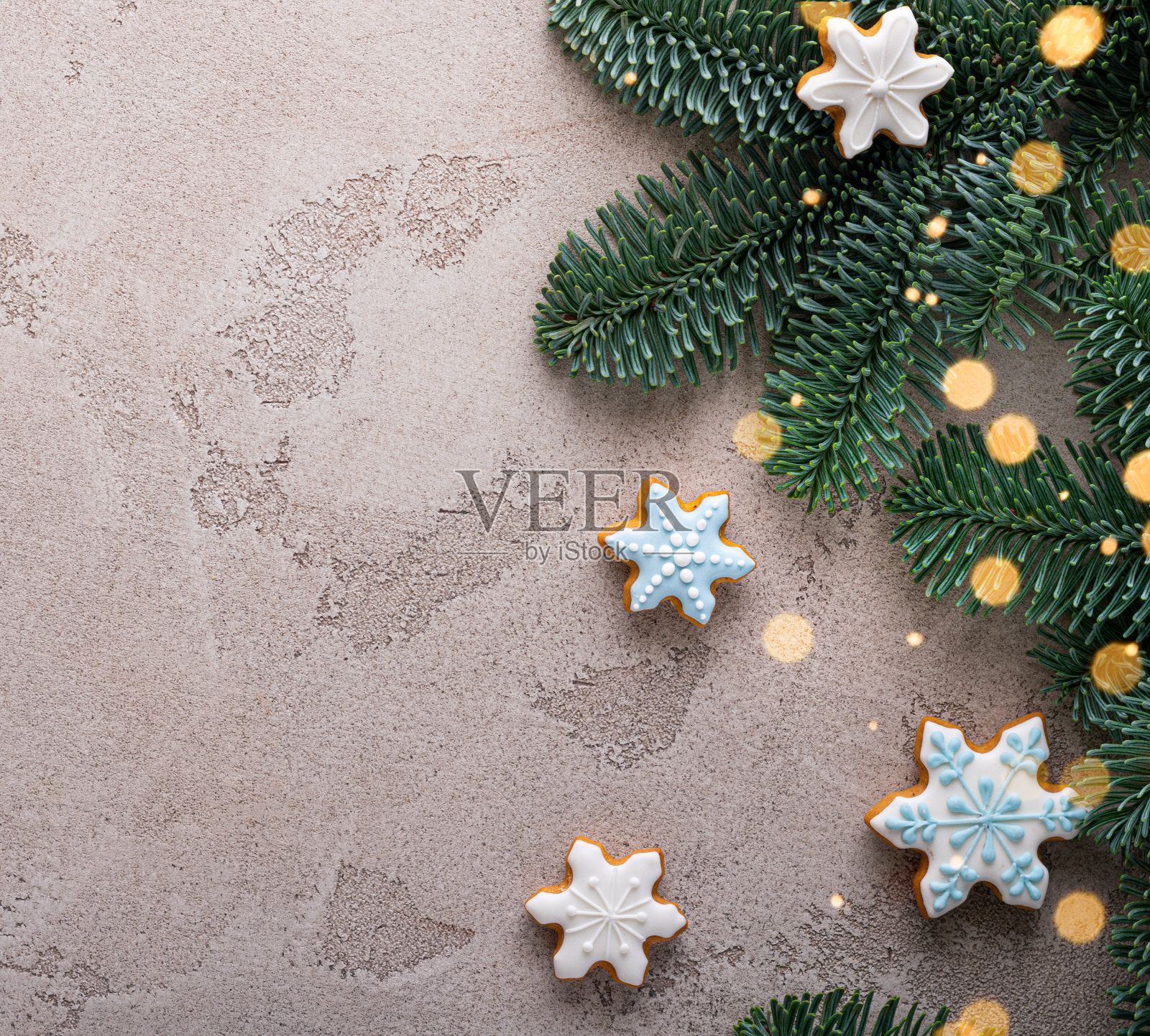 米色盘子里的姜饼饼干。星形姜饼饼干。圣诞节的背景。横幅照片摄影图片