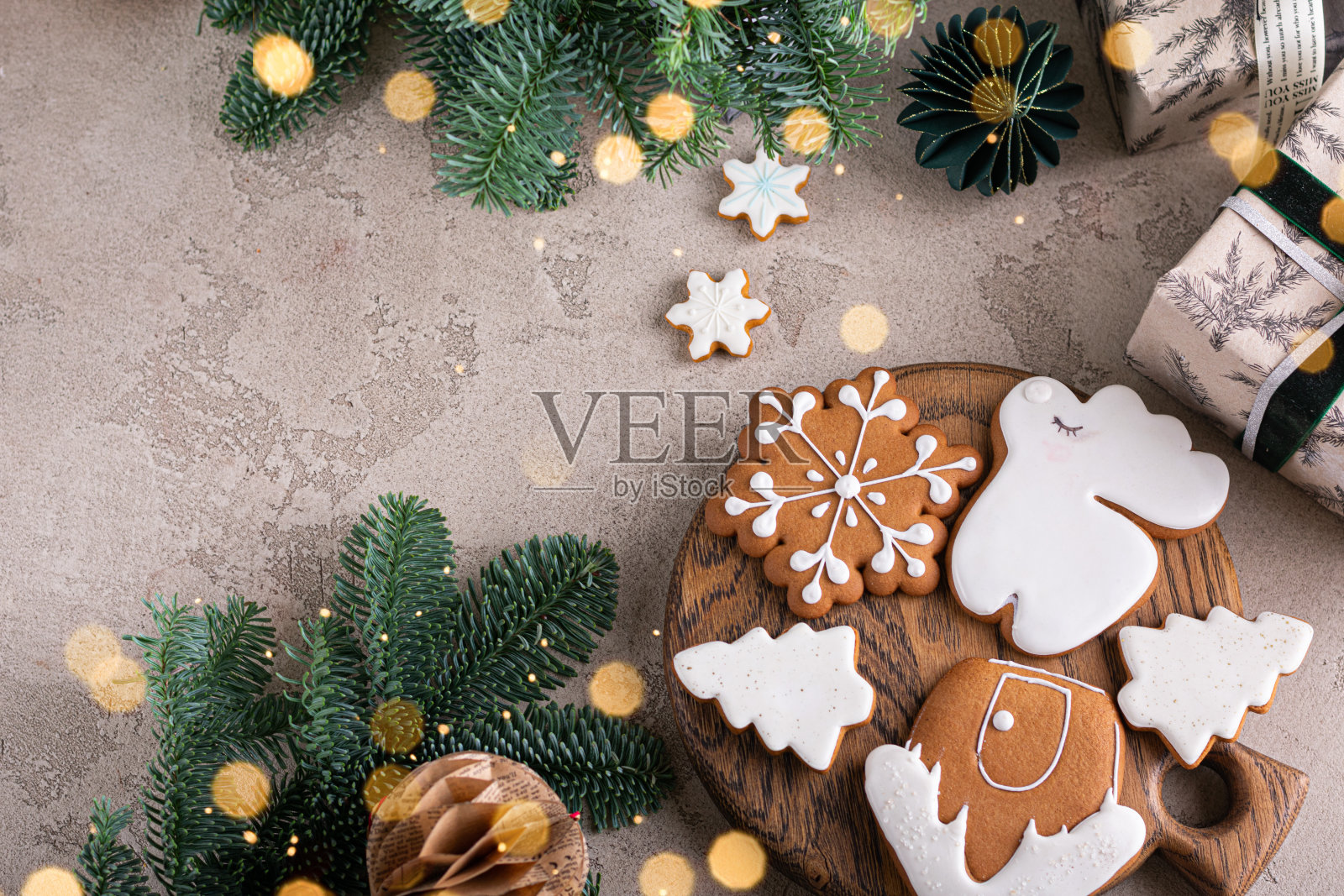 姜饼饼干在明亮的背景。星形辣饼干。圣诞烹饪背景。顶视图的食物。照片摄影图片