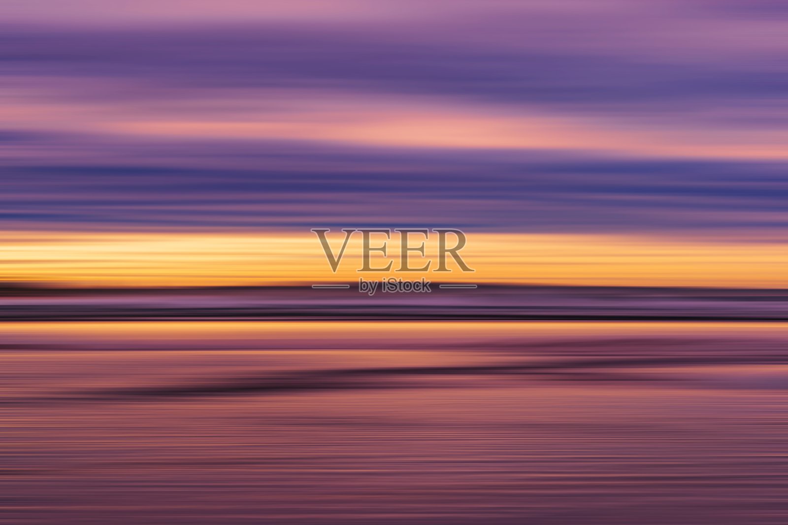 紫色夕阳下美丽的海滩照片摄影图片