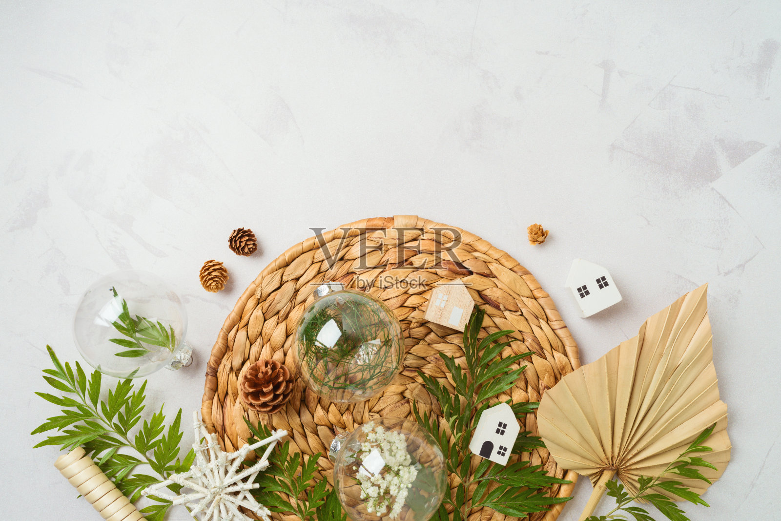 波西米亚风格的圣诞装饰和绿叶。俯视图，平铺照片摄影图片