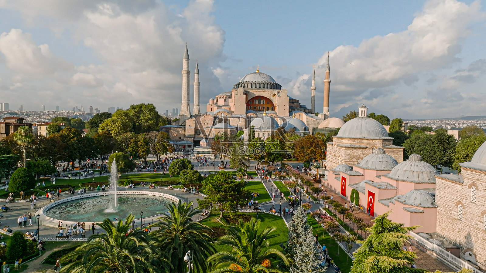 圣索菲亚大教堂鸟瞰图，拥挤的圣索菲亚广场，拥挤的城市广场，土耳其最受欢迎的地方，拜占庭风格的作品，联合国教科文组织的作品，地球上最大的大教堂照片摄影图片