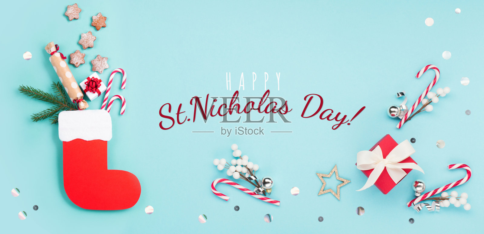 圣尼古拉斯节卡片。红色靴子，糖果，辣姜饼干和礼物12月6日在蓝色背景。照片摄影图片