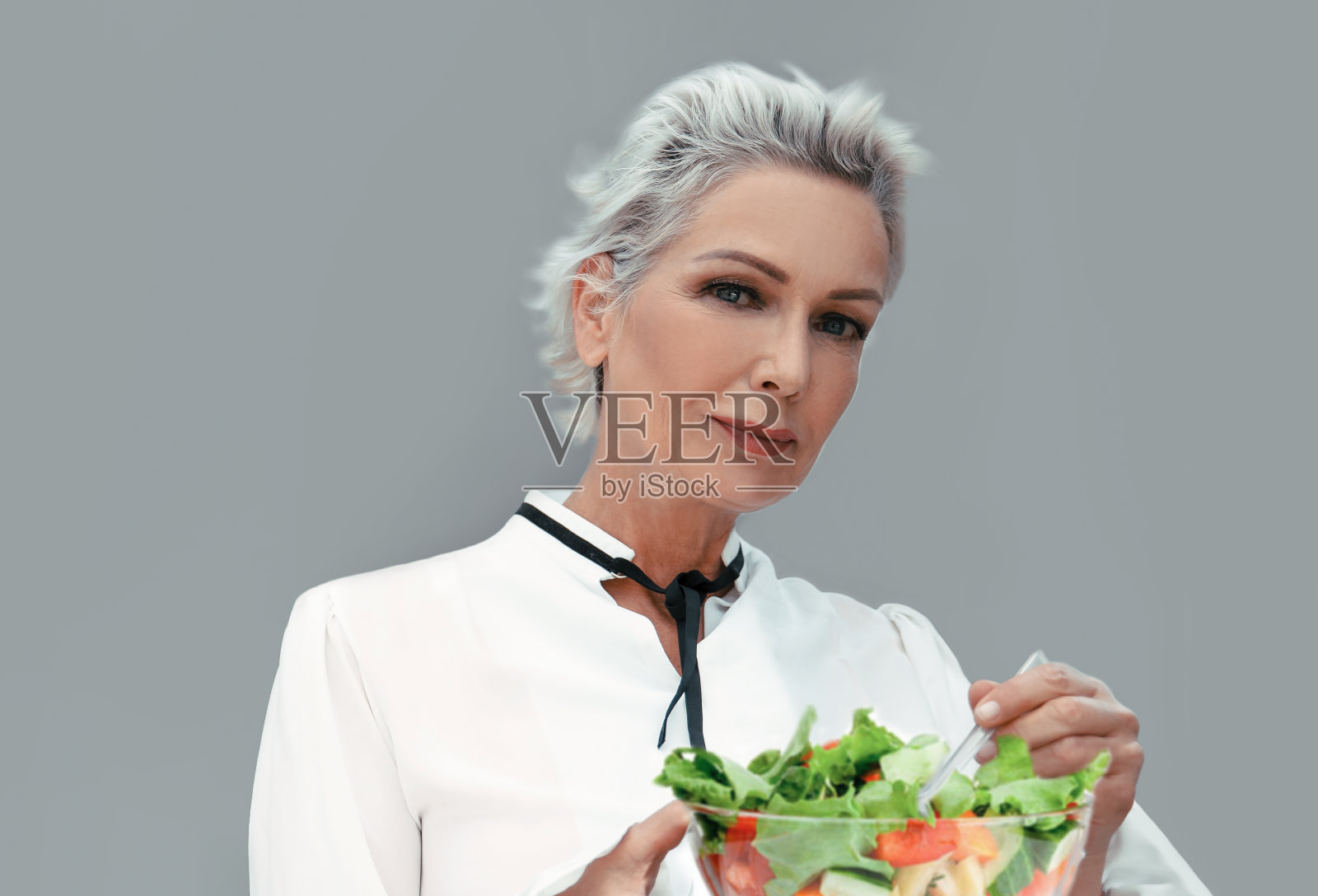 美丽的女士在吃新鲜的沙拉照片摄影图片