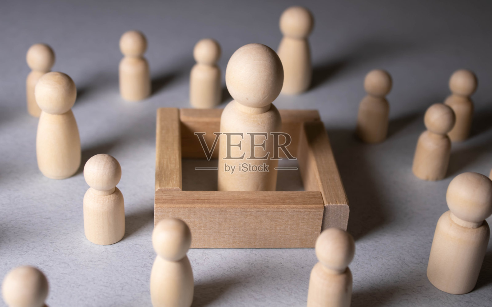 误解的概念：人际关系障碍与社会排斥照片摄影图片