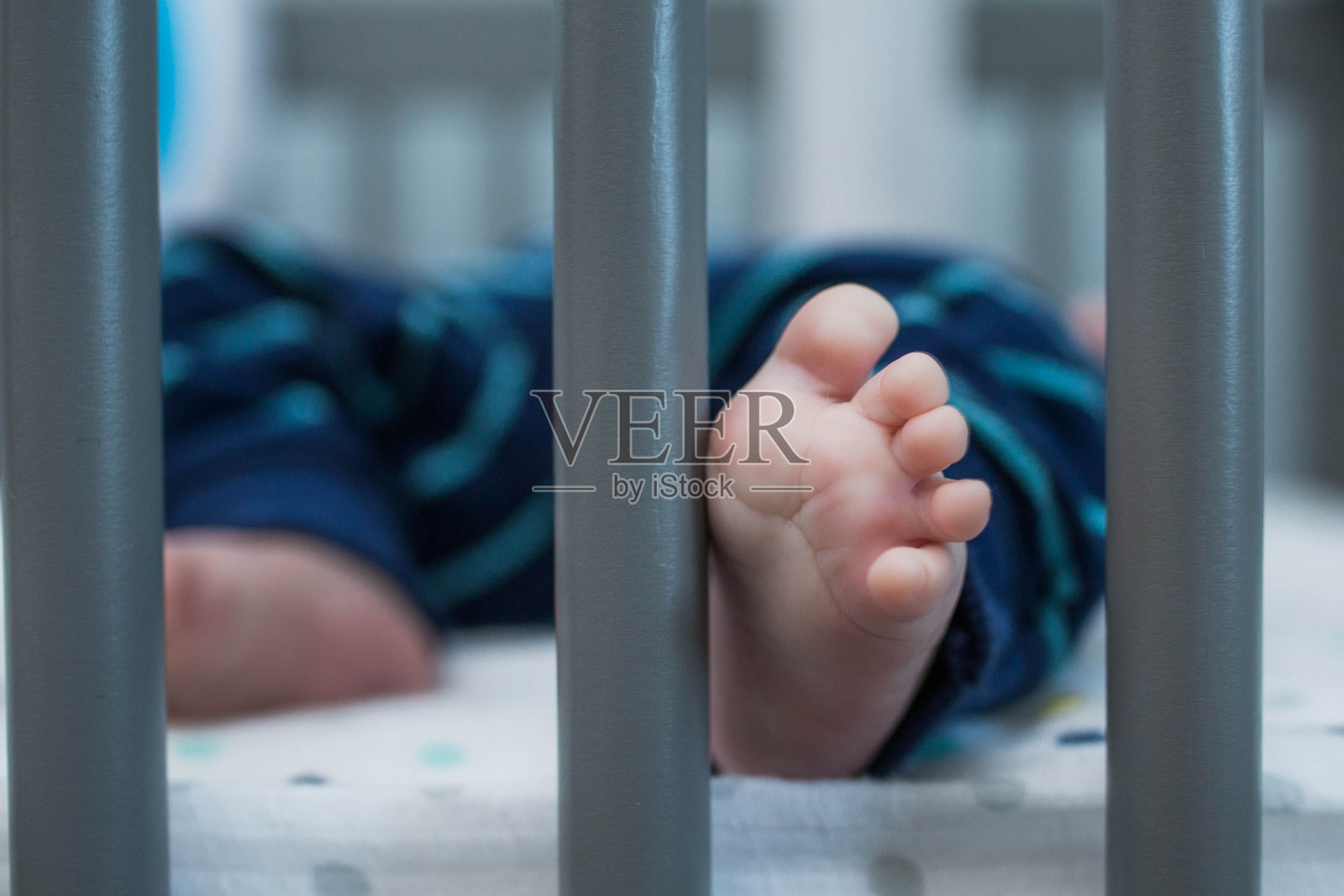 新生儿睡在小床上照片摄影图片