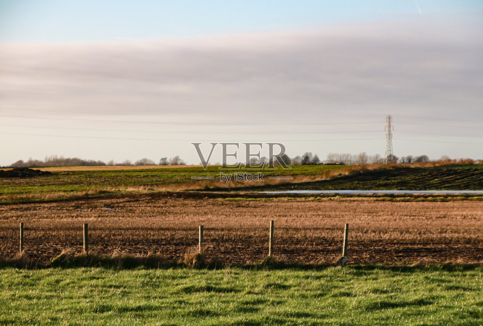 晴朗的天空下，美丽的田野白云照片摄影图片