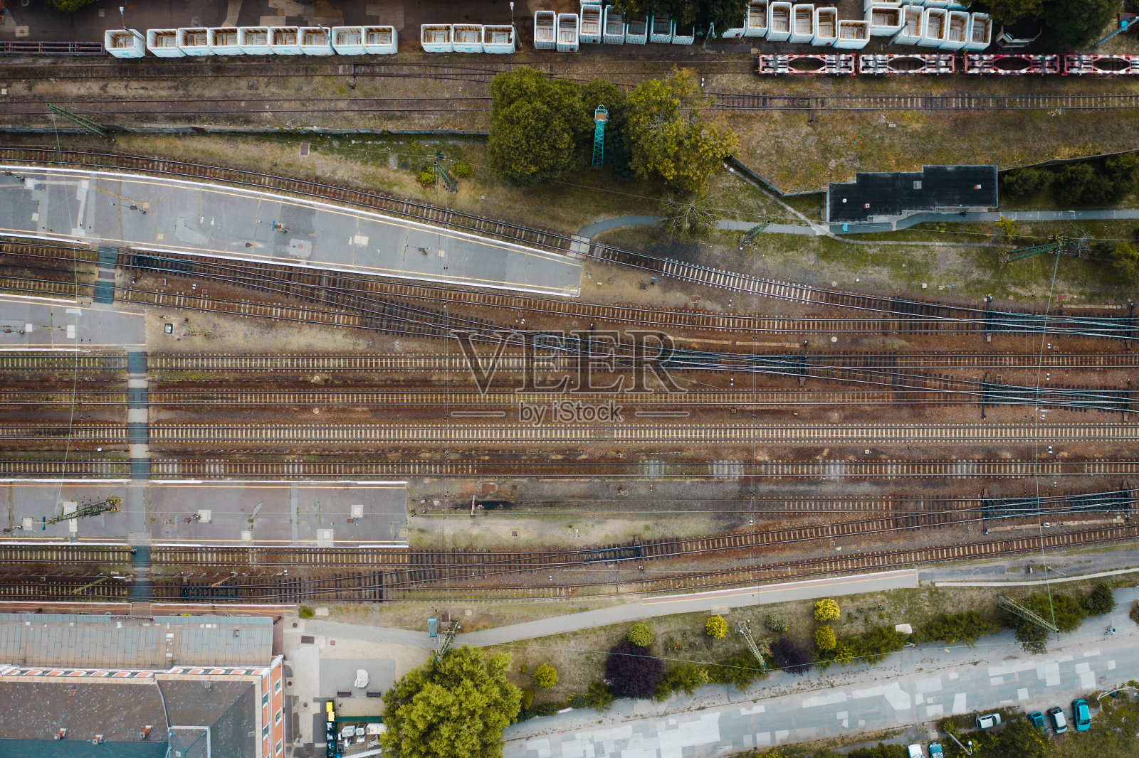 五颜六色的货运列车俯视图。照片摄影图片