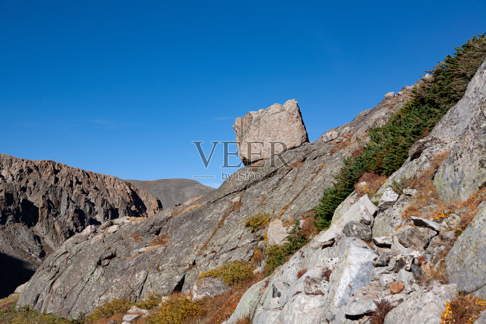 天际线上的巨石即将滚落。照片摄影图片