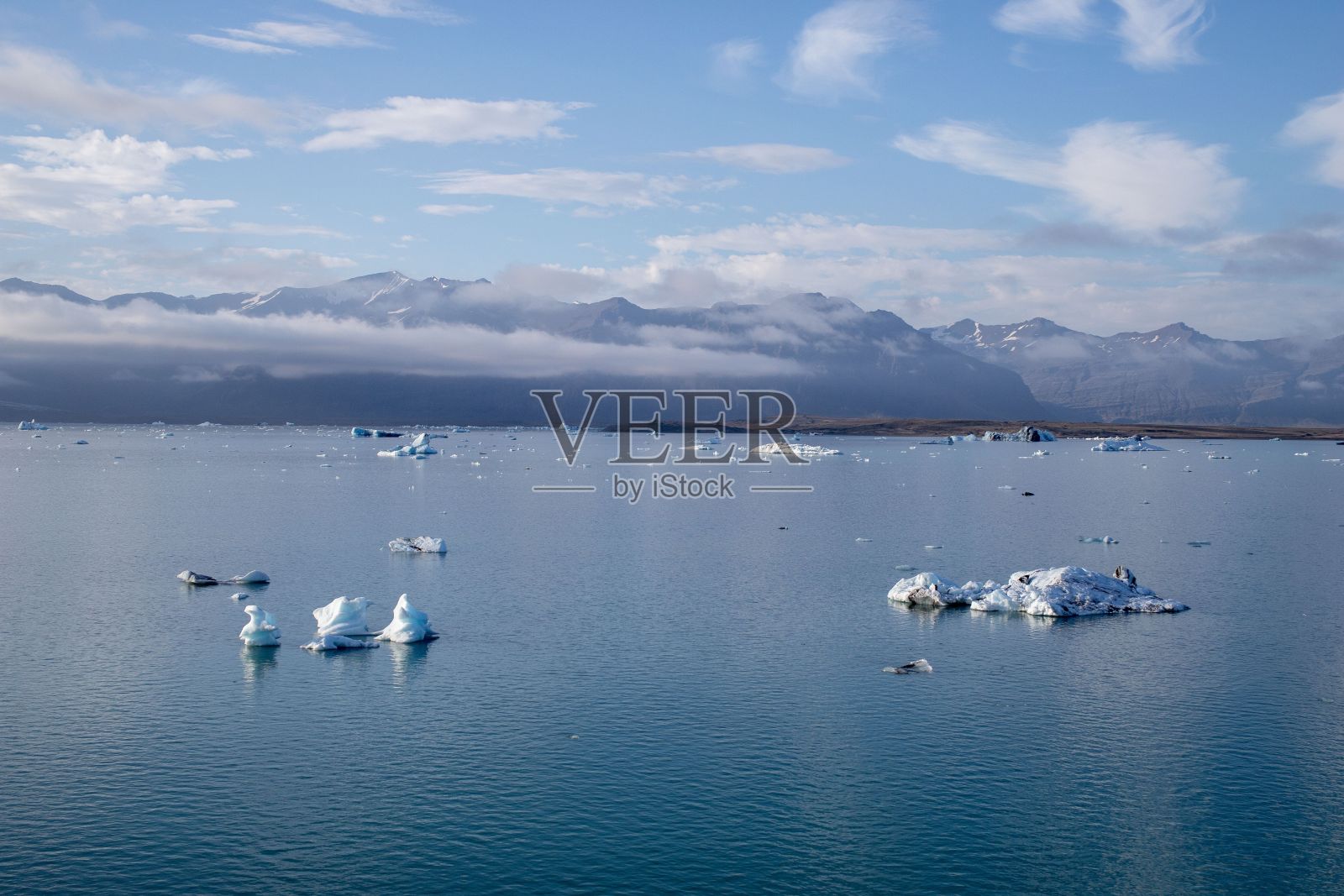 冰岛的Jokulsarlon冰湖，有漂浮的冰帽和天空中的白云照片摄影图片