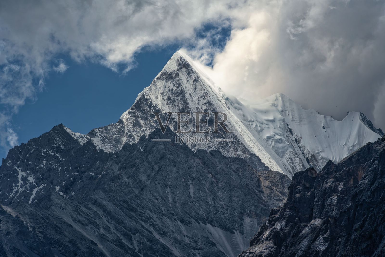 中国四川雪山的山峰照片摄影图片