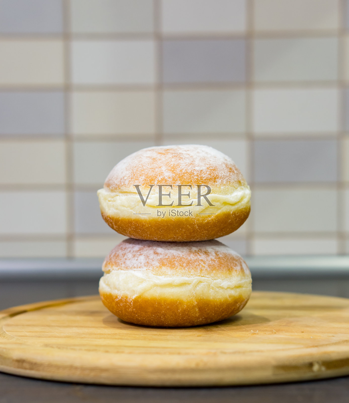 两个新鲜甜甜圈放在木板上的特写镜头照片摄影图片