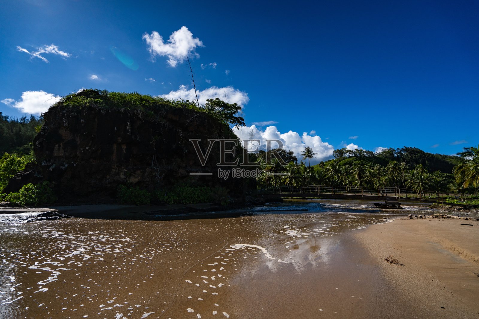 阳光明媚的日子里，夏威夷考艾岛的Alertons海滩上岩石峭壁的美丽风景照片摄影图片
