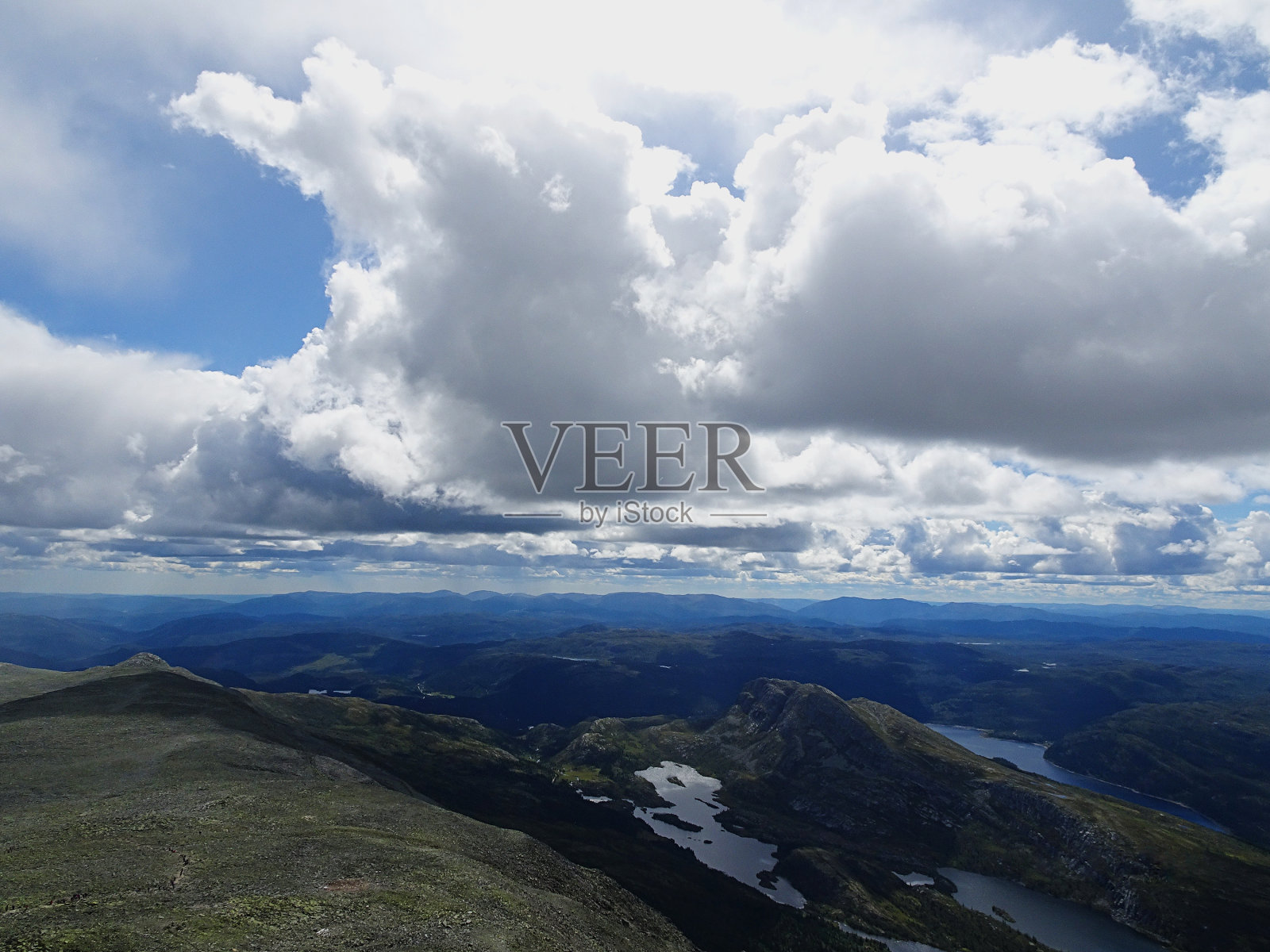 挪威Tuddal Gaustatoppen山谷上空的白云照片摄影图片