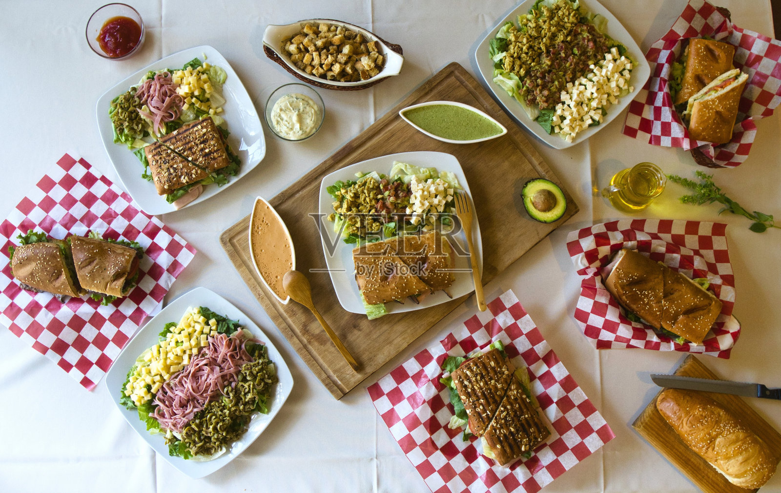 白色背景上各种美味佳肴的高角度照片照片摄影图片