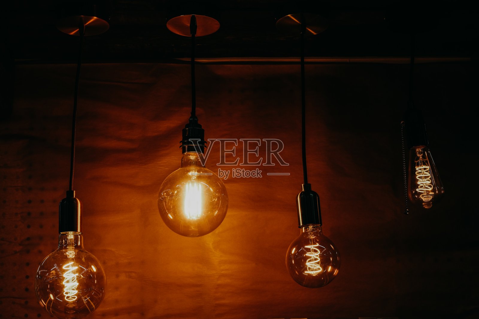 近景的灯泡在一个优雅的氛围照片摄影图片