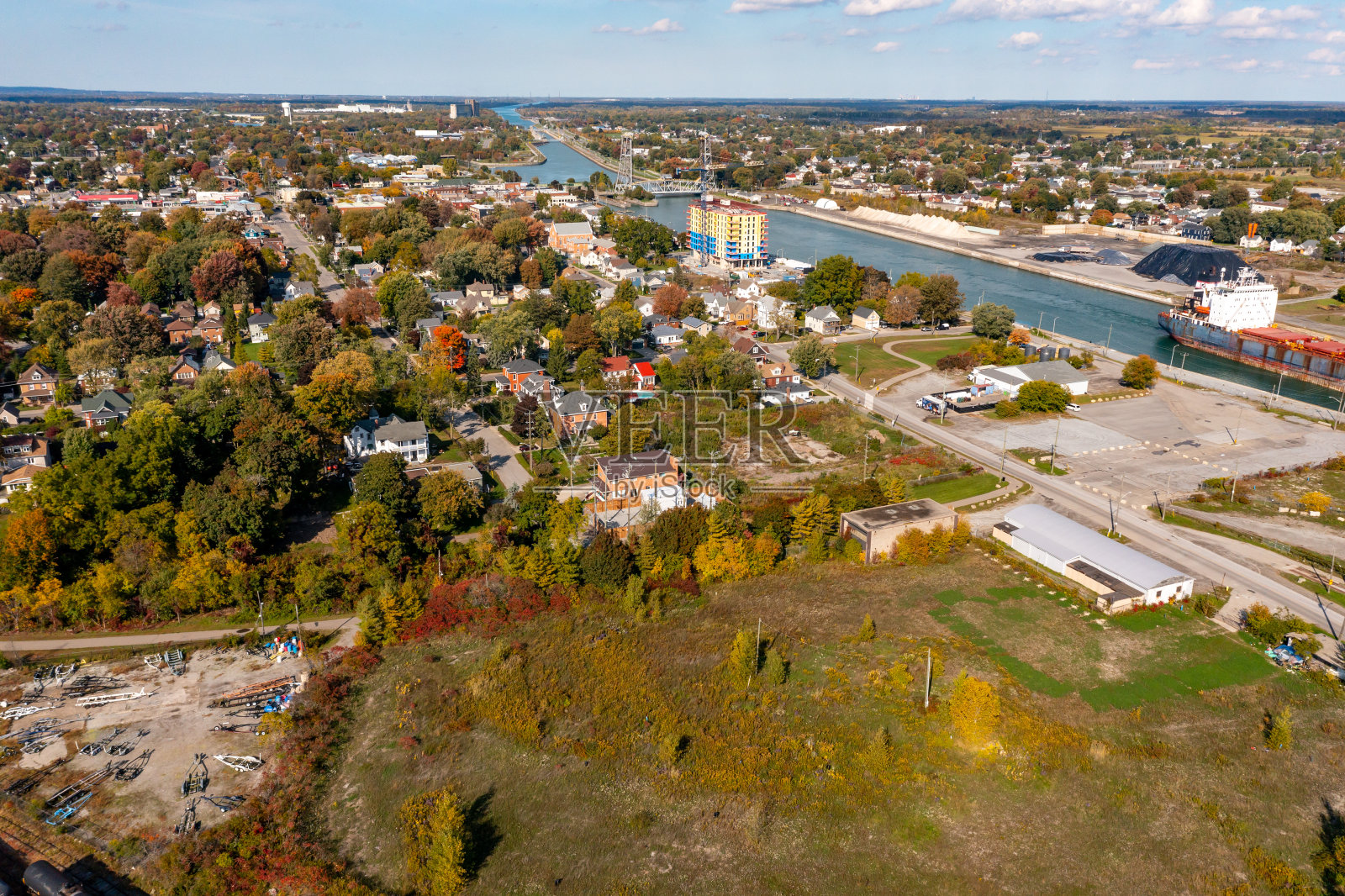 航拍克拉伦斯街大桥和韦兰运河，科尔本港，加拿大照片摄影图片